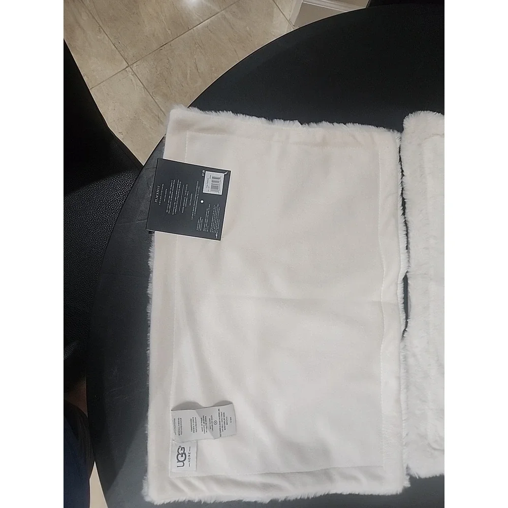 Set of 4 RARE HTF UGG‎ Polar Placemats Snow / White